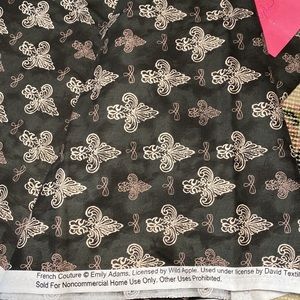 Stunning 💯% cotton French fleur-de-lis, 43+” Salvage to salvage.